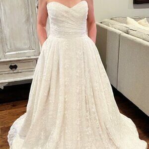 Size 8 - Wedding Dress - BRAND NEW! NEVER WORN!